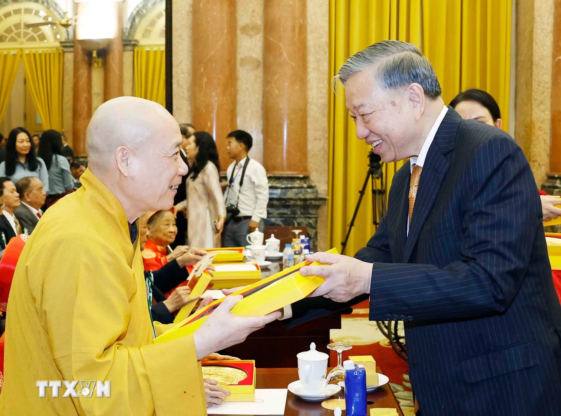 ttxvn-gap-mat-nguoi-cao-tuoi-tieu-bieu-toan-quoc-8807634.jpg
