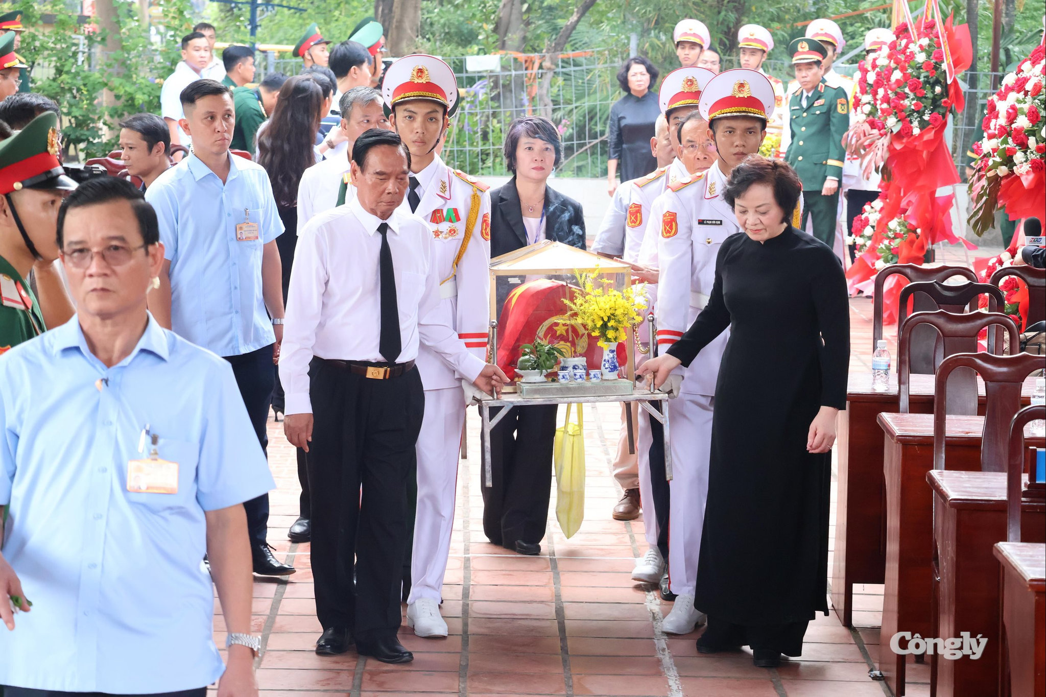Nguyên Ủy viên Bộ Chính trị, nguyên Thường trực Ban Bí thư Lê Hồng Anh và Bí thư Trung ương Đảng, Phó Thủ tướng Phạm Thị Thanh Trà bê hài cốt liệt sĩ