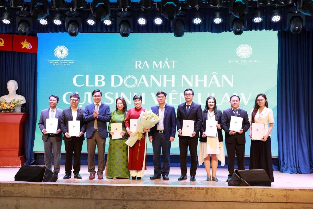 dh-luat-ra-mat-clb-doanh-nhan-cuu-sinh-vien(1).jpg