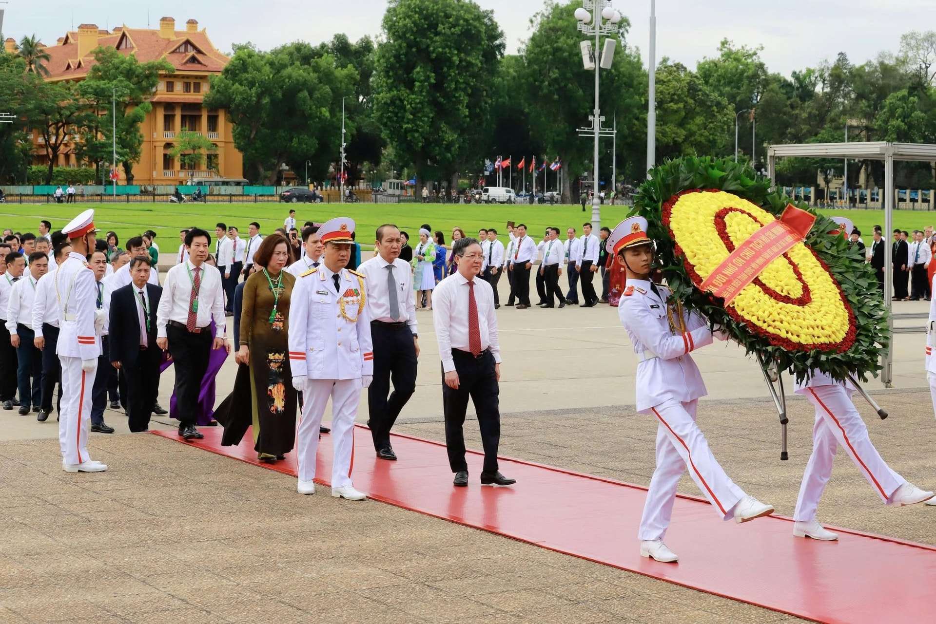 hoi-nong-dan-vao-vieng-chu-tich-hcm.jpg