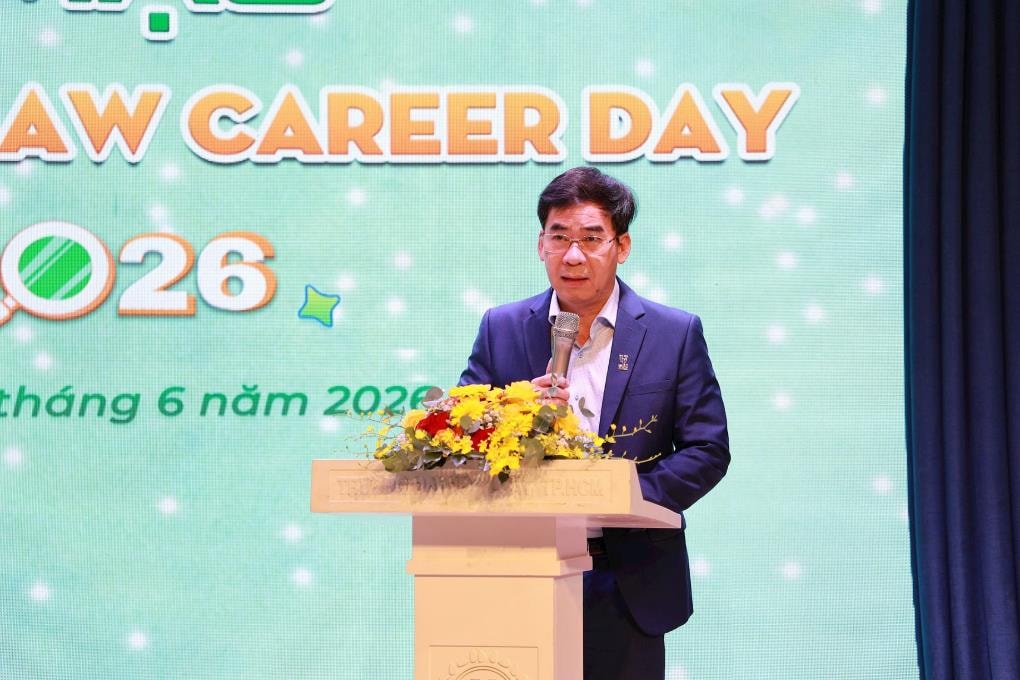 ts.-le-truong-son-hieu-truong-ulaw-phat-bieu-khai-mac(1).jpg