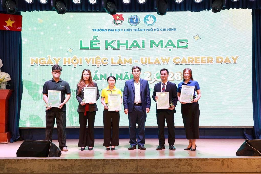 ts.-le-truong-son-hieu-truong-ulaw-trao-thu-cam-on-cho-cac-don-vi-tai-tro(1).jpg