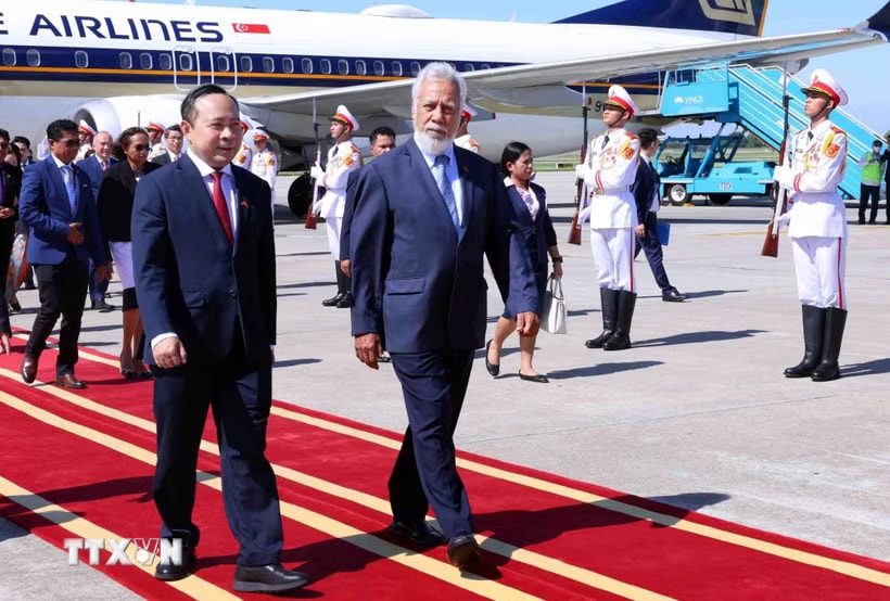 Thủ tướng Timor Leste Kay Rala Xanana Gusmão đến sân bay quốc tế Nội Bài (Hà Nội), bắt đầu thăm chính thức Việt Nam và tham dự Diễn đàn Tương lai ASEAN lần thứ ba. (Ảnh: Phạm Kiên/TTXVN)