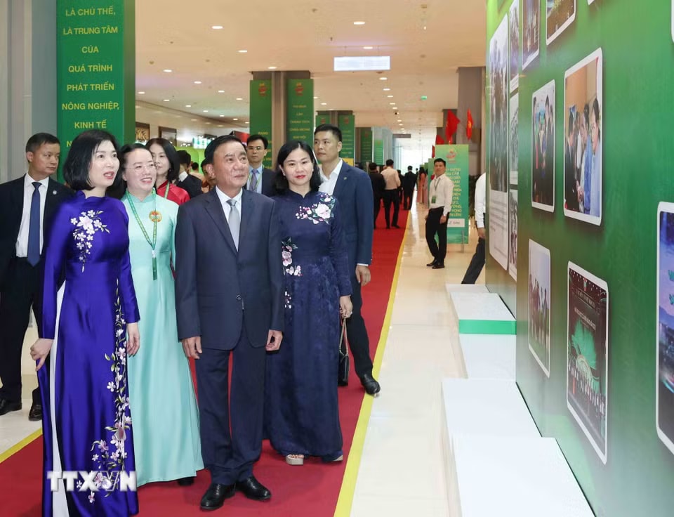Thường trực Ban Bí thư Trần Cẩm Tú cùng các đại biểu tham quan trưng bày ảnh tại Đại hội. (Ảnh: Phương Hoa/ TTXVN)