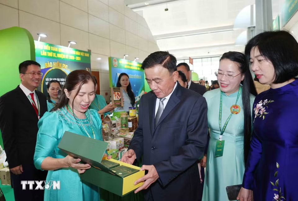 Thường trực Ban Bí thư Trần Cẩm Tú cùng các đại biểu tham quan gian trưng bày nông sản tại Đại hội. (Ảnh: Phương Hoa/TTXVN)