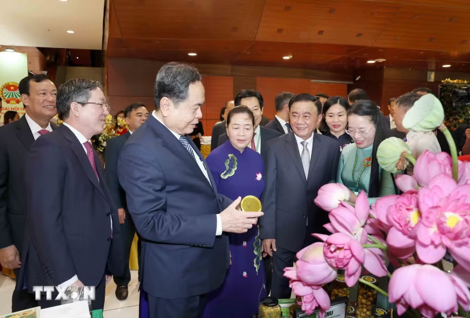 Chủ tịch Quốc hội Trần Thanh Mẫn cùng các đại biểu tham quan gian trưng bày nông sản tại Đại hội. (Ảnh: Phương Hoa/TTXVN) ​ ​