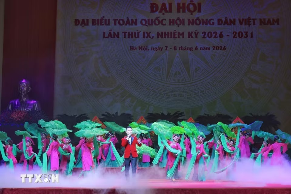 Tiết mục văn nghệ biểu diễn tại phiên trọng thể Đại hội Đại biểu toàn quốc Hội nông dân Việt Nam lần thứ IX. (Ảnh: Hoàng Hiếu/TTXVN)