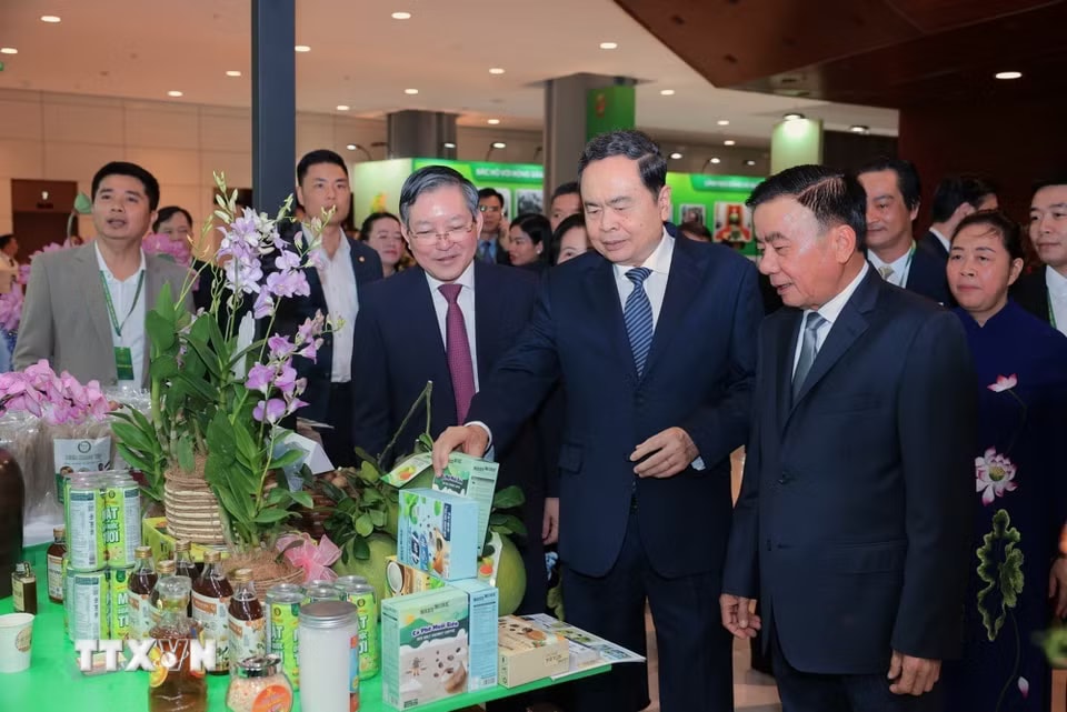 Chủ tịch Quốc hội Trần Thanh Mẫn và Thường trực Ban Bí thư Trần Cẩm Tú tham quan các gian hàng trưng bày nông sản tại Đại hội. (Ảnh: Hoàng Hiếu/TTXVN)