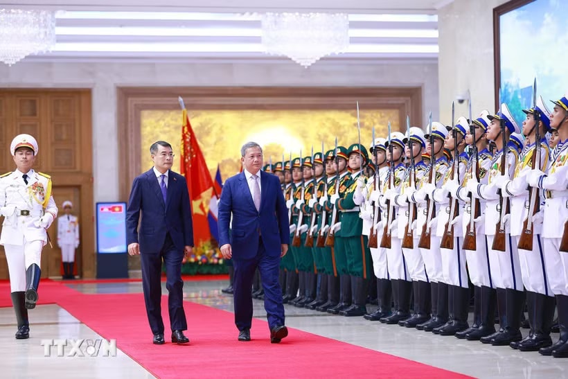 Thủ tướng Lê Minh Hưng và Thủ tướng Campuchia Hun Manet duyệt Đội danh dự Quân đội nhân dân Việt Nam. (Ảnh: Dương Giang/TTXVN)