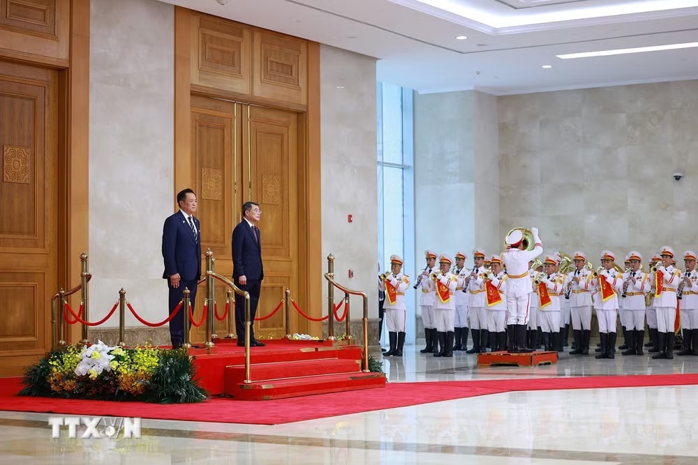 Thủ tướng Lê Minh Hưng và Thủ tướng Vương quốc Thái Lan Anutin Charnvirakul nghe quân nhạc cử Quốc thiều hai. nước. (Ảnh: Dương Giang/TTXVN) ttxvn-le-don-thu-tuong-vuong-quoc-thai-lan-3.jpg