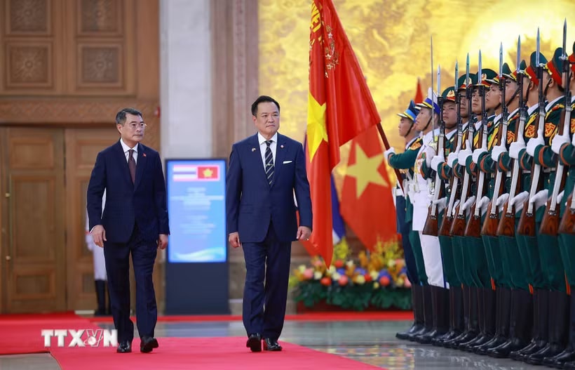 Thủ tướng Lê Minh Hưng và Thủ tướng Vương quốc Thái Lan Anutin Charnvirakul duyệt Đội danh dự Quân đội nhân dân Việt Nam. (Ảnh: Dương Giang/TTXVN)