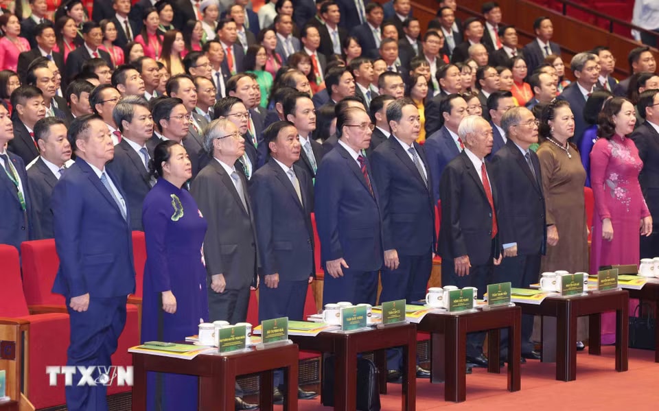 Các đồng chí lãnh đạo, nguyên lãnh đạo Đảng, Nhà nước và đại biểu thực hiện nghi lễ chào cờ. (Ảnh: Phương Hoa/TTXVN)