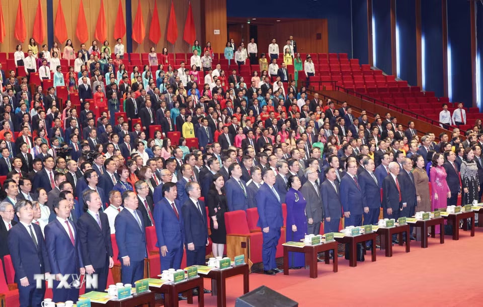 Chủ tịch Quốc hội Trần Thanh Mẫn và các đại biểu dự Đại hội thực hiện nghi lễ chào cờ. (Ảnh: Phương Hoa/TTXVN)
