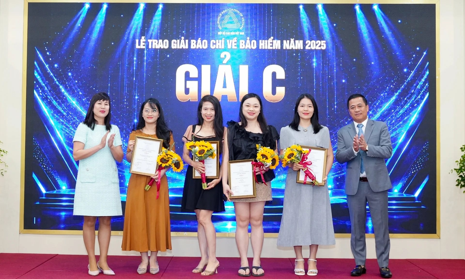 ba-le-huong-ly-uy-vien-bch-hiep-hoi-bao-hiem-viet-nam-va-ong-nguyen-phong-cam-pho-tong-thu-ky-iav-trao-giai-cho-cac-tac-gia-dat-giai-c-1225.jpg