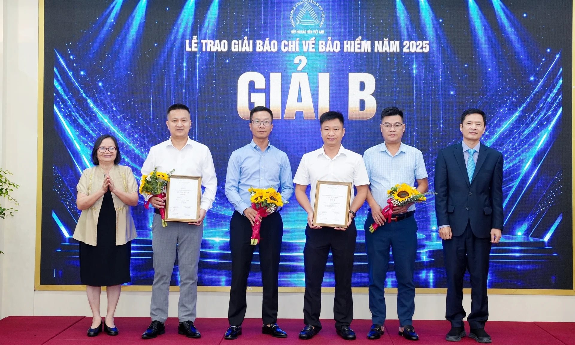 ba-nguyen-thi-bich-uy-vien-bch-hiep-hoi-bao-hiem-viet-nam-va-ong-pham-ngoc-son-tong-thu-ky-iav-trao-gia-cho-cac-tac-gia-dat-giai-b-1224.jpg