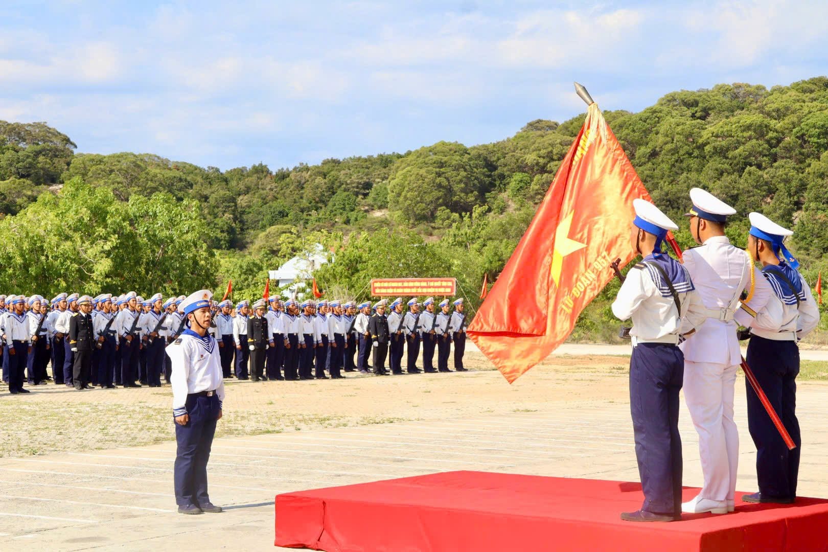 dai-dien-chien-si-moi-thuc-hien-tuyen-the-tai-lu-doan-957.jpg