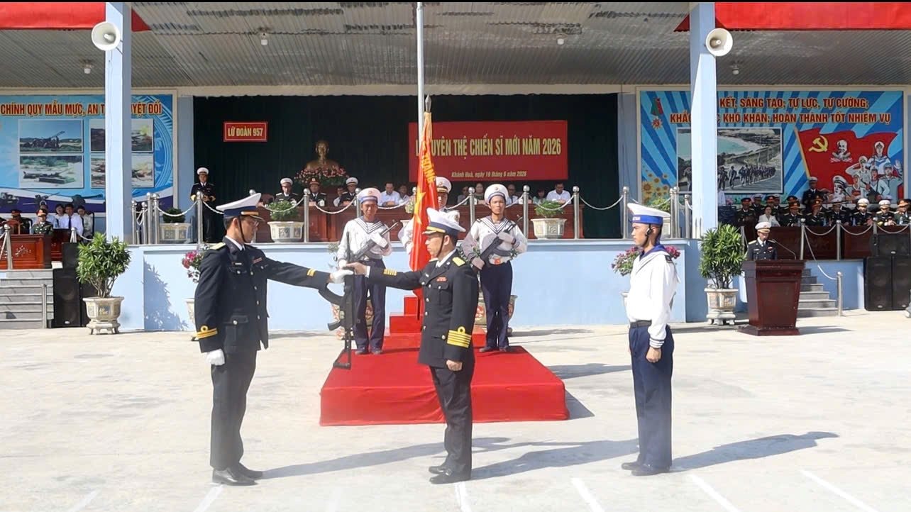 dai-ta-le-tien-thanh-lu-doan-truong-lu-doan-957-thuc-hien-nghi-thuc-trao-vu-khi-cho-chien-si.jpg