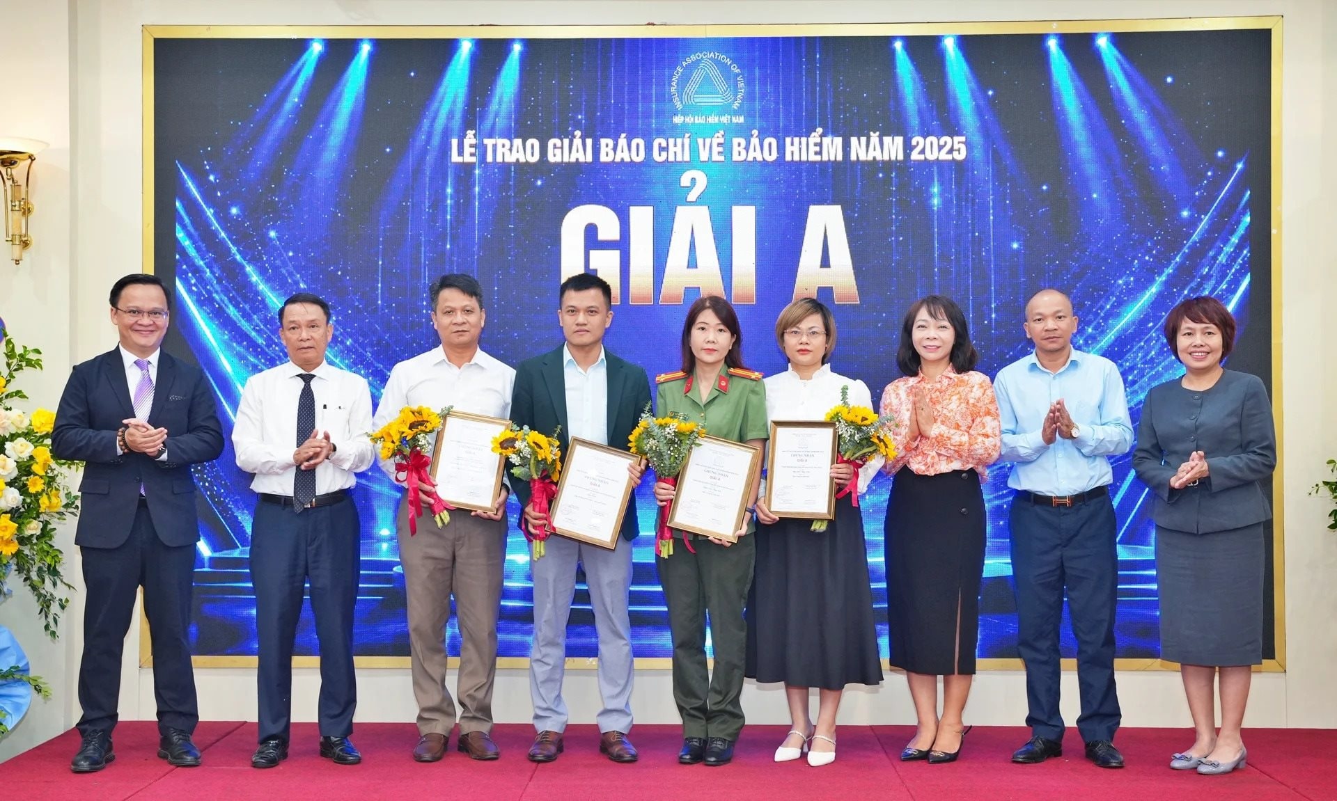 lanh-dao-co-quan-chi-dao-va-quan-ly-bc-cuc-quan-ly-giam-sat-bao-hiem-trao-giai-cho-cac-tac-gia-dat-giai-a-1214.jpg