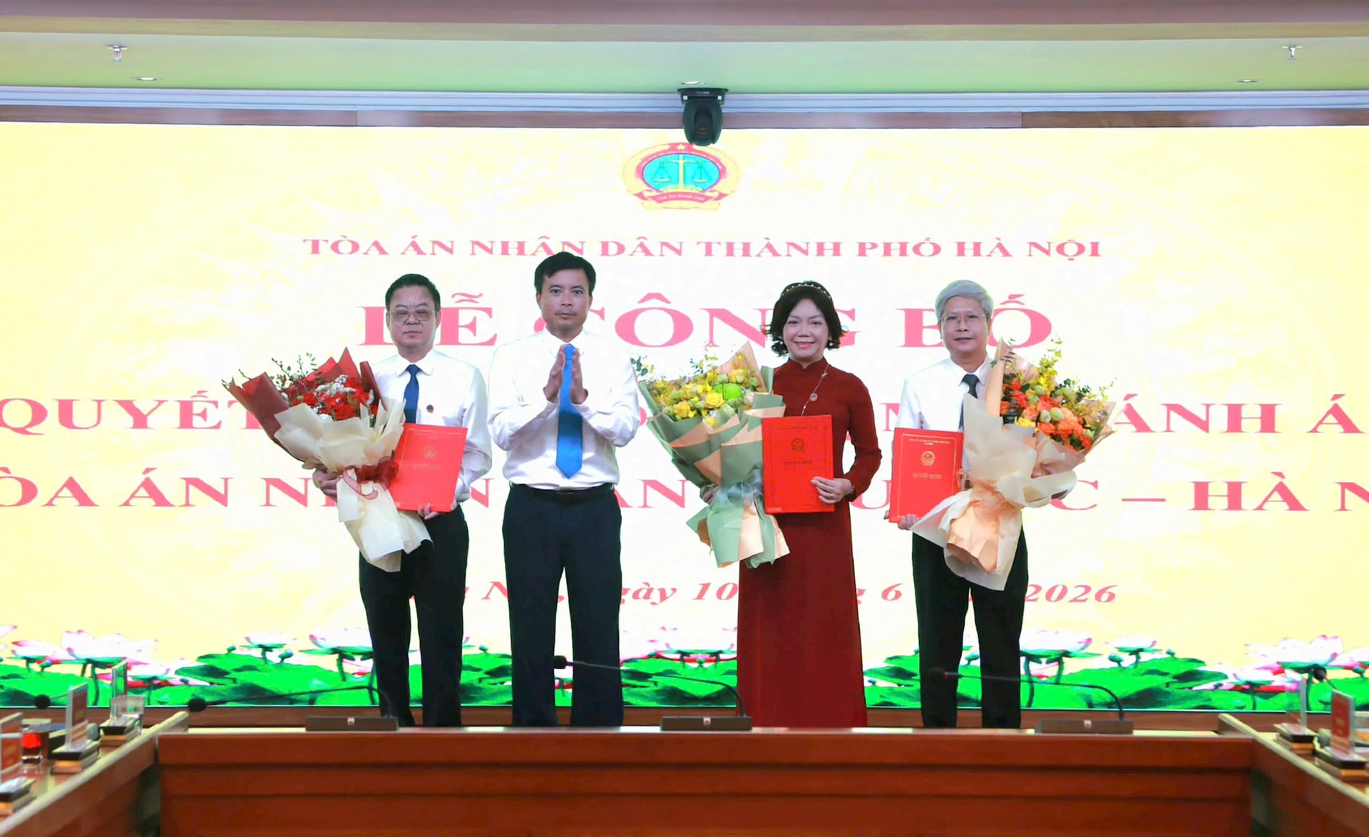 trao-quyet-dinh-va-tang-hoa.jpg