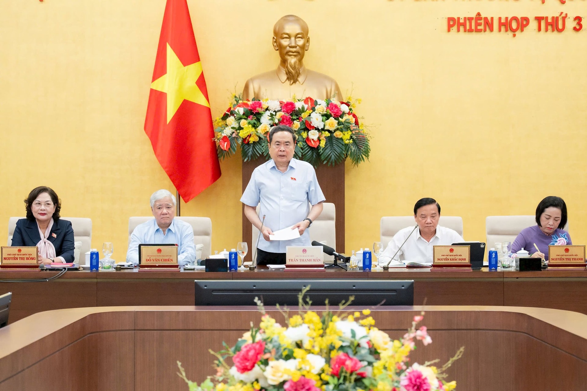 uy-ban-thuong-vu-quoc-hoi.jpg