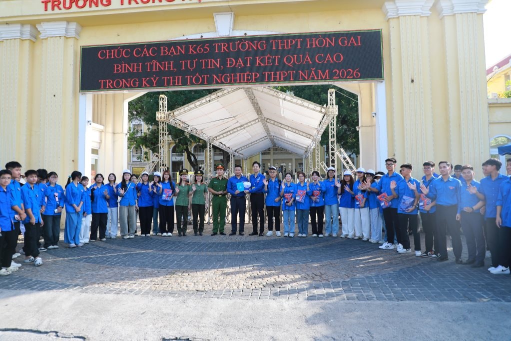 3-sinh-vien-tinh-nguyen-.jpeg