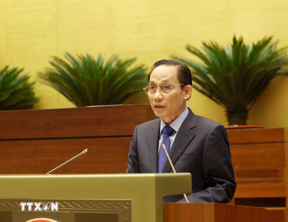 Đồng chí Lê Hoài Trung, Ủy viên Bộ Chính trị, Bộ trưởng Bộ Ngoại giao trình bày nội dung cơ bản của Nghị quyết số 06- NQ/TW. (Ảnh: Phương Hoa/TTXVN)