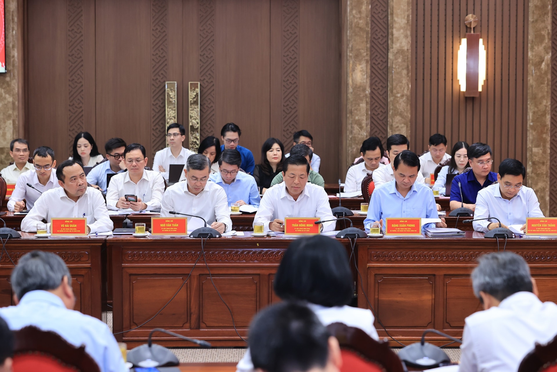 Thủ tướng: Hà Nội sẽ được ưu tiên nguồn lực, cơ chế nhưng phải cam kết tăng chất lượng đầu tư và đóng góp cho cả nước- Ảnh 8. Thủ tướng: Hà Nội sẽ được ưu tiên nguồn lực, cơ chế nhưng phải cam kết tăng chất lượng đầu tư và đóng góp cho cả nước- Ảnh 8.