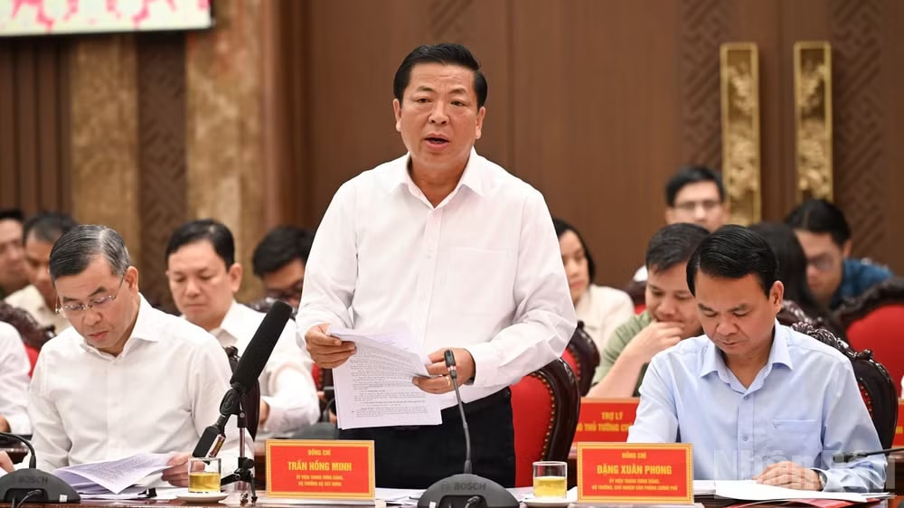 Bộ trưởng Xây dựng Trần Hồng Minh phát biểu ý kiến tại cuộc làm việc. (Ảnh: Trần Hải)