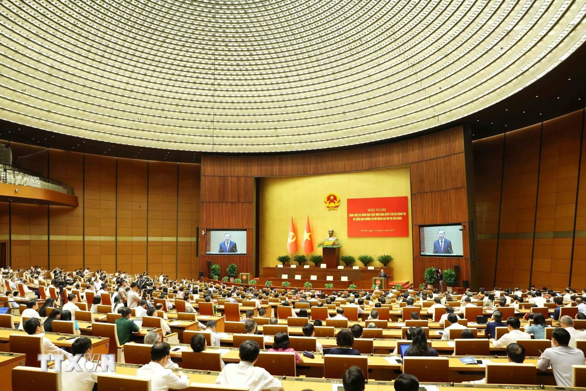 ttxvn-hoi-nghi-quan-triet-nghi-quyet-cua-bo-chinh-tri-ve-duong-loi-doi-ngoai-dai-hoi-xiv-cua-dang-1106-15.jpg