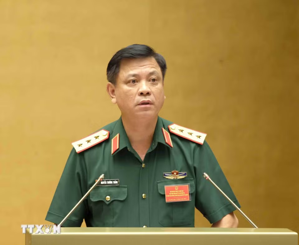 Thượng tướng Nguyễn Trường Thắng, Ủy viên Trung ương Đảng, Thứ trưởng Bộ Quốc phòng trình bày tham luận tại hội nghị. (Ảnh: Phương Hoa/TTXVN)