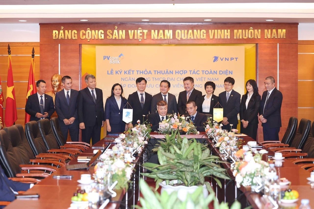 ong-ngo-dien-hy-pho-tgd-tap-doan-vnpt-va-ong-nguyen-viet-ha-pho-tgd-cua-pvcombank-thuc-hien-nghi-thuc-ky-ket-hop-tac-giua-2-doanh-nghiep.jpg