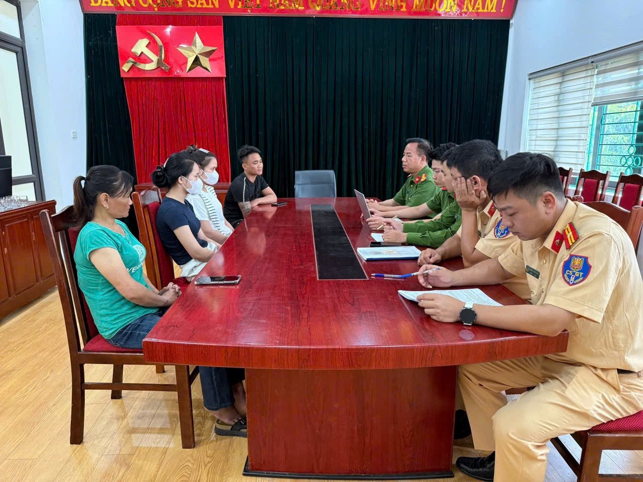 dai-dien-lam-viec.jpg
