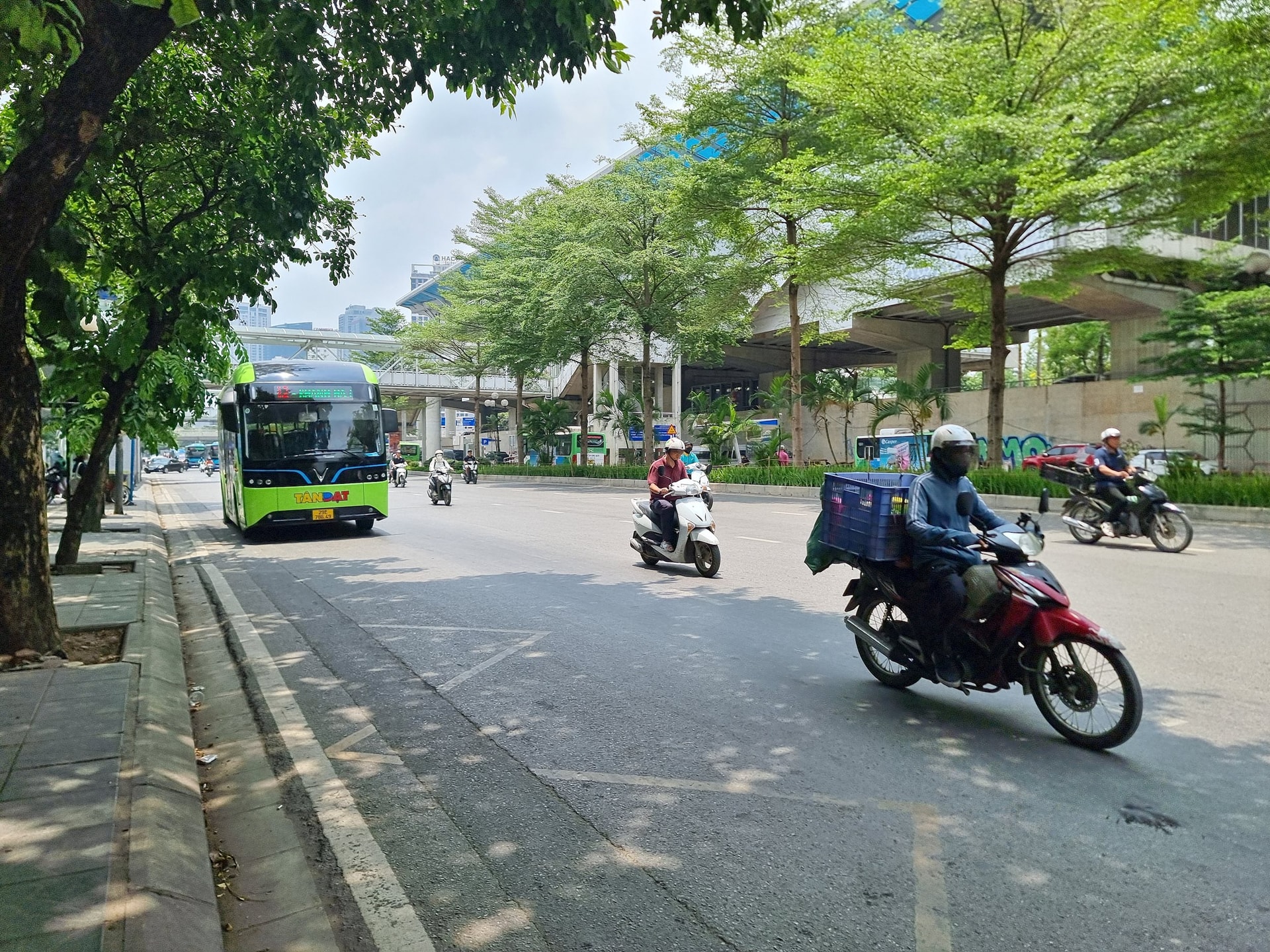 ha-noi-tung-buoc-thuc-day-giao-thong-xanh-uu-tien-ho-ngheo-va-gia-dinh-chinh-sach.jpg