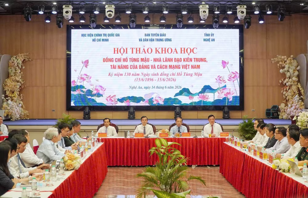 Các đồng chí chủ trì hội thảo. z7935140700084-7875dbba43c2811391fd30ff794f1131.jpg