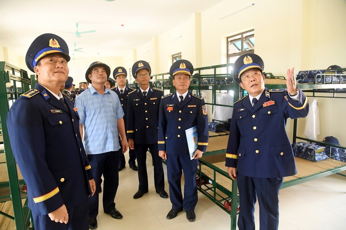 cac-dai-bieu-tham-quan-noi-o-cua-hoc-vien.jpg