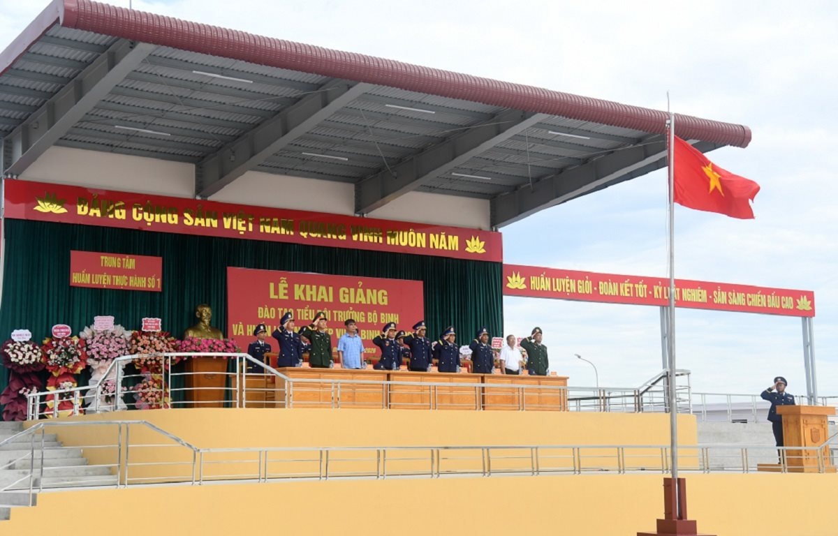 cac-dai-bieu-thuc-hien-nghi-thuc-chao-co.jpg
