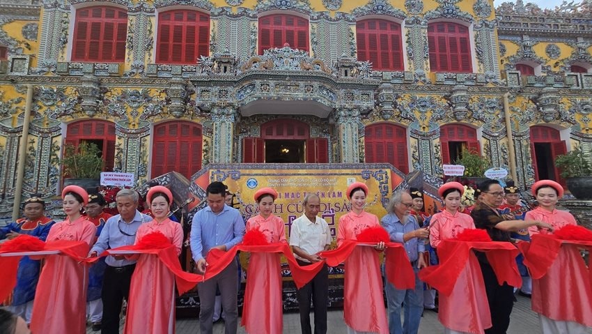 cat-bang-khanh-thanh-trien-lam.jpg