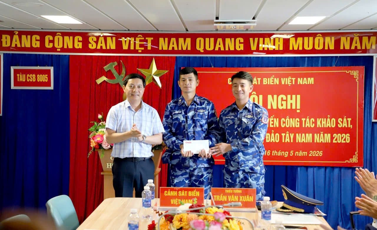 tbt-bao-cong-ly-tang-qua-cho-chi-huy-tau-8005.jpg