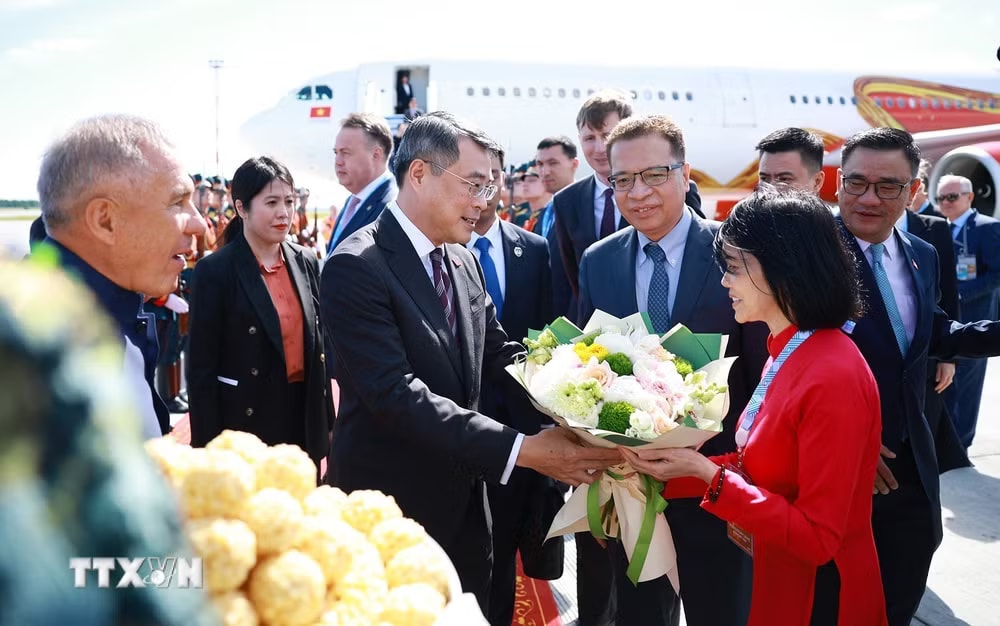 Lễ đón Thủ tướng Lê Minh Hưng đến thành phố Kazan, Cộng hòa Tatarsta, Liên bang Nga bắt đầu chuyến tham dự Hội nghị Cấp cao Kỷ niệm 35 năm quan hệ ASEAN-Nga. (Ảnh: Dương Giang/TTXVN) ttxvn-thu-tuong-bat-dau-chuyen-tham-du-hoi-nghi-cap-cao-ky-niem-35-nam-quan-he-asean-nga-tai-kazan-8830444-2.jpg