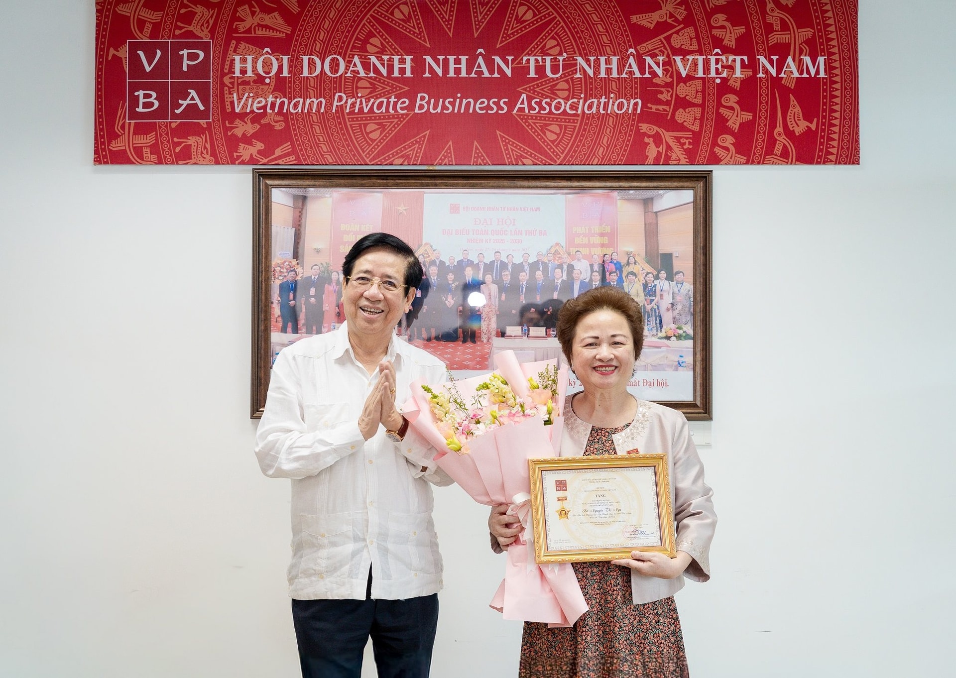 02-pgs.ts-nguyen-trong-dieu-chu-tich-hoi-doanh-nhan-tu-nhan-viet-nam-trao-ky-niem-chuong-cho-ba-nguyen-thi-nga-1-.jpg