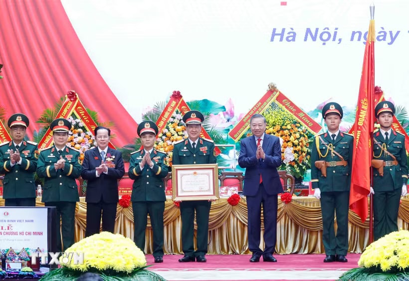 Tổng Bí thư, Chủ tịch nước Tô Lâm trao Huân chương Hồ Chí Minh tặng Hội Cựu chiến binh Việt Nam. (Ảnh: Thống Nhất/TTXVN)