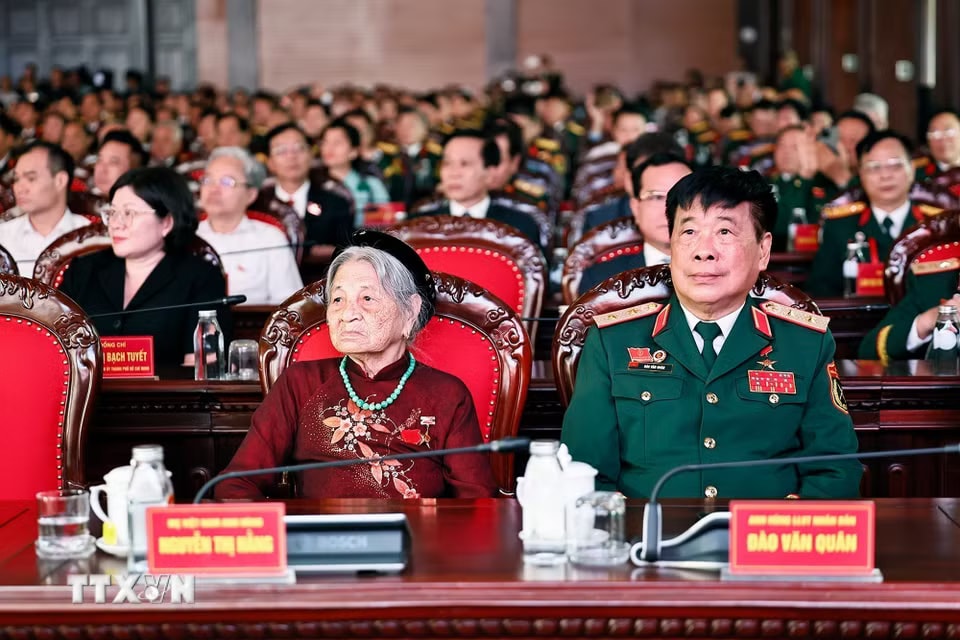 Mẹ Việt Nam Anh hùng Nguyễn Thị Hằng cùng đại biểu dự Đại hội. (Ảnh: Doãn Tấn/TTXVN)