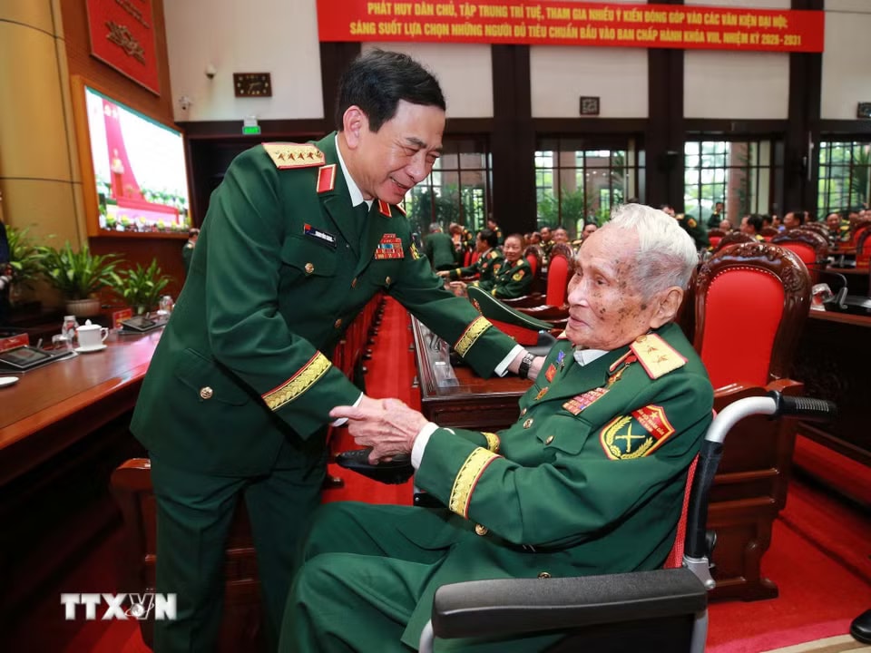 Đại tướng Phan Văn Giang, Ủy viên Bộ Chính trị, Phó Bí thư Quân ủy Trung ương, Phó Thủ tướng Chính phủ, Bộ trưởng Bộ Quốc phòng, với đại biểu dự Đại hội. (Ảnh: Trọng Đức/TTXVN)