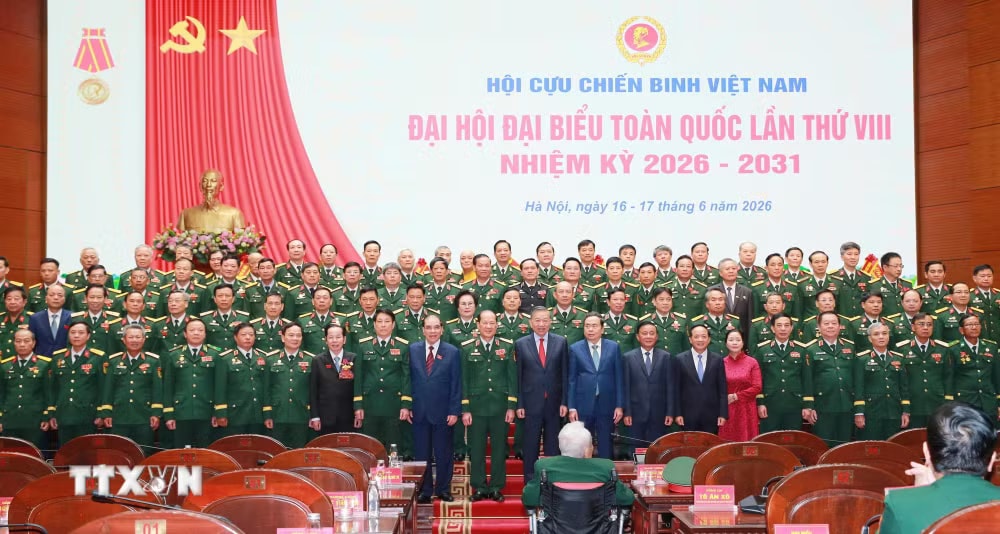 Tổng Bí thư, Chủ tịch nước Tô Lâm, Chủ tịch Quốc hội Trần Thanh Mẫn với Ban Chấp hành hội Cựu chiến binh Việt Nam nhiệm kỳ 2026-2031 ra mắt Đại hội. (Ảnh: Trọng Đức/ TTXVN) ttxvn-1706-tong-bi-thu-chu-tich-nuoc-dai-hoi-hoi-cuu-chien-binh-13.jpg