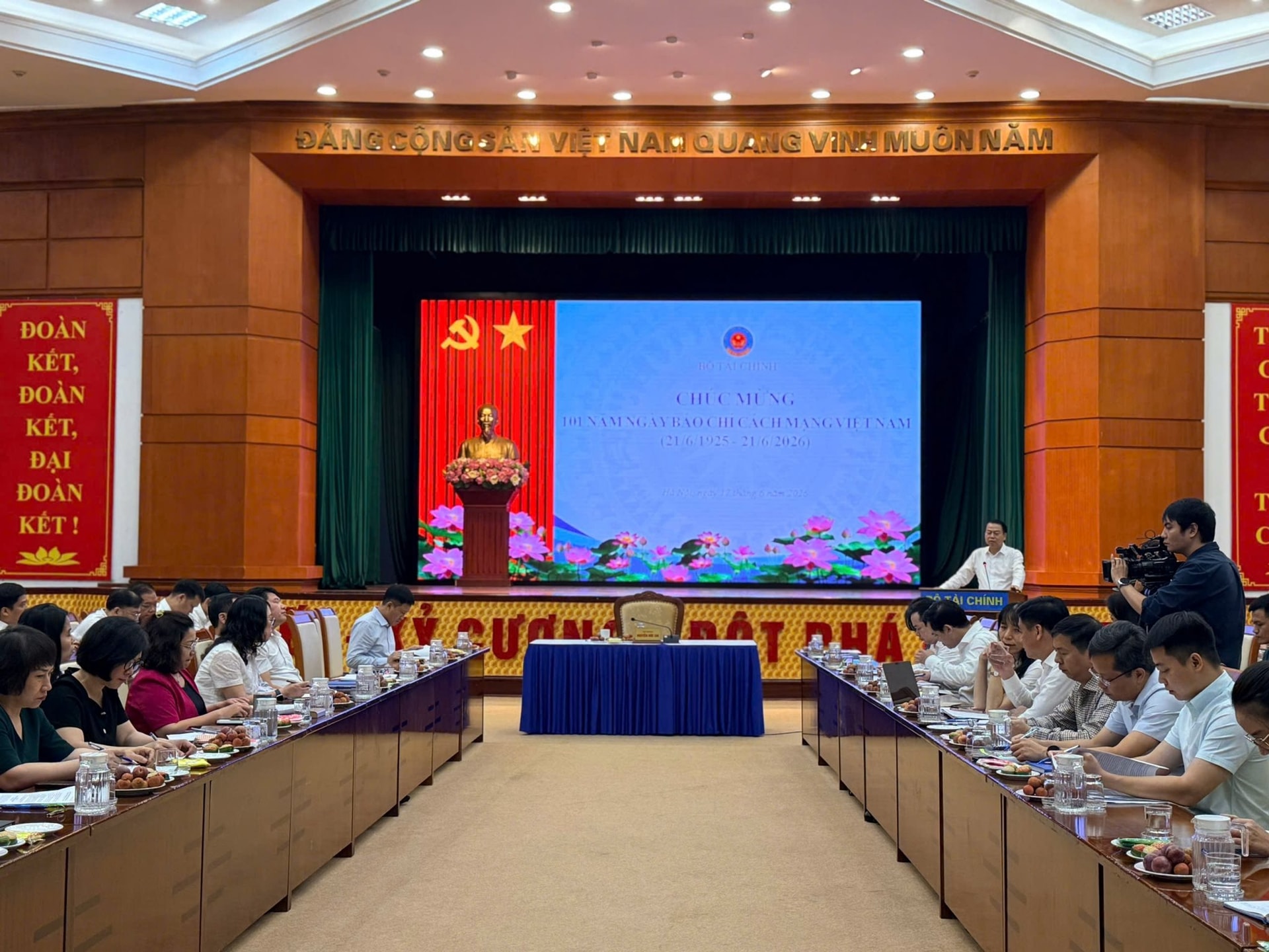 toan-canh-hop-bao20260617093721.jpg