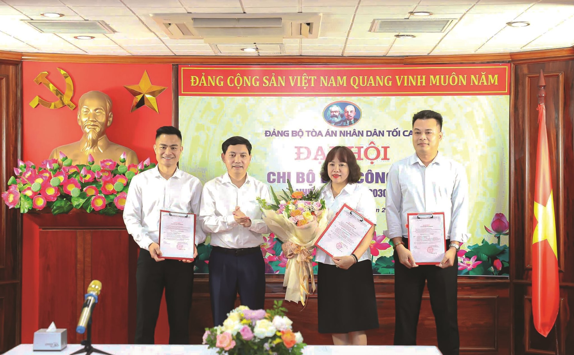 buoc-duong-truong-thanh-duoi-mai-nha-bao-cong-ly_a2buocduong(1).jpg