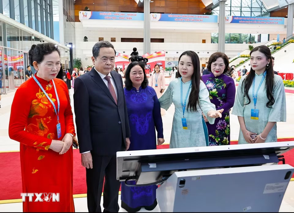 Chủ tịch Quốc hội Trần Thanh Mẫn tham quan thành tựu khoa học tại đại hội. (Ảnh: Doãn Tấn/TTXVN)