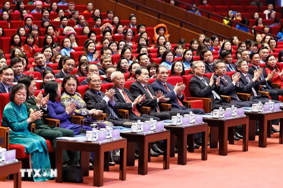 Nguyên Tổng Bí thư Nông Đức Mạnh, Chủ tịch Quốc hội Trần Thanh Mẫn, các đồng chí lãnh đạo, nguyên lãnh đạo Đảng, Nhà nước và đại biểu dự khai mạc đại hội. (Ảnh: Doãn Tấn/TTXVN)
