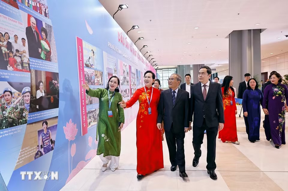 Chủ tịch Quốc hội Trần Thanh Mẫn tham quan triển lãm tại khai mạc đại hội. (Ảnh: Doãn Tấn/TTXVN)