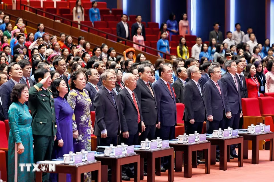 Nguyên Tổng Bí thư Nông Đức Mạnh, Chủ tịch Quốc hội Trần Thanh Mẫn, các đồng chí lãnh đạo, nguyên lãnh đạo Đảng, Nhà nước và đại biểu dự khai mạc đại hội. (Ảnh: Doãn Tấn/TTXVN)
